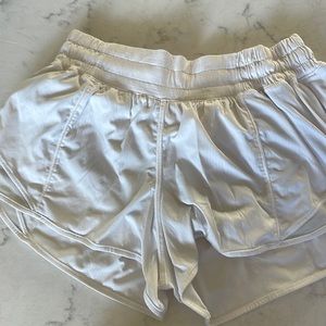 Lululemon Hotty Hot Low-Rise Lined Short 2.5"